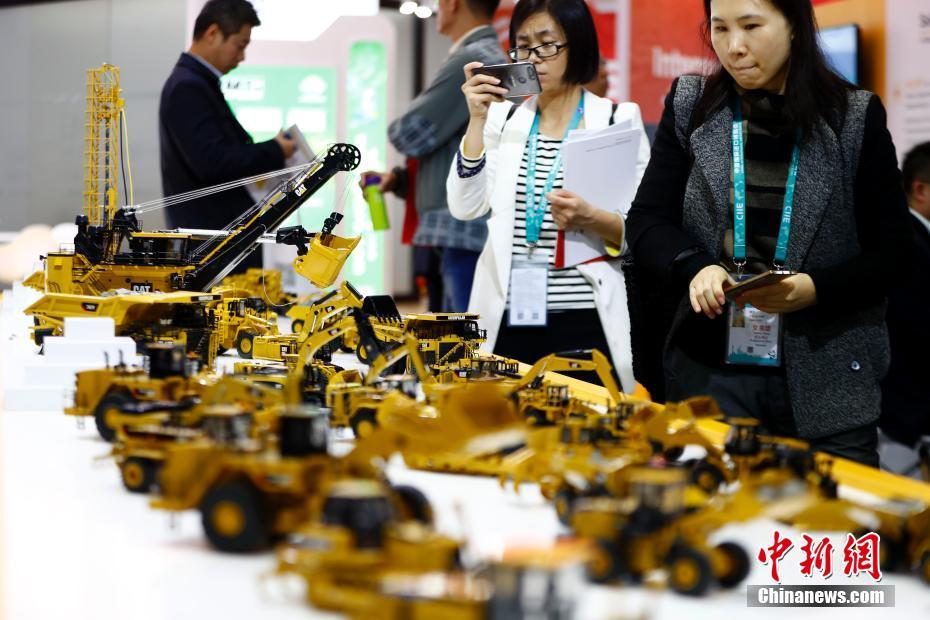 各种工程机械车辆模型吸引参观者目光