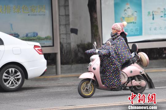 立冬日成都气温骤降 市民“全幅武装”出行