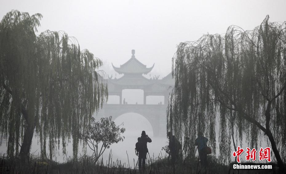 初冬晨雾笼罩扬州瘦西湖