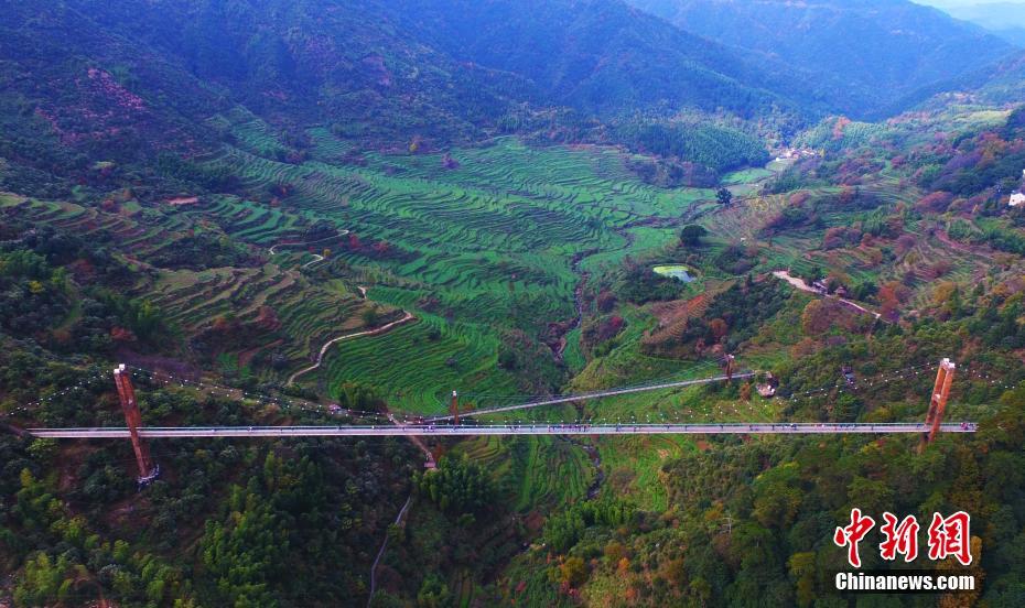 航拍江西婺源篁岭垒心桥 初冬美景尽收眼底