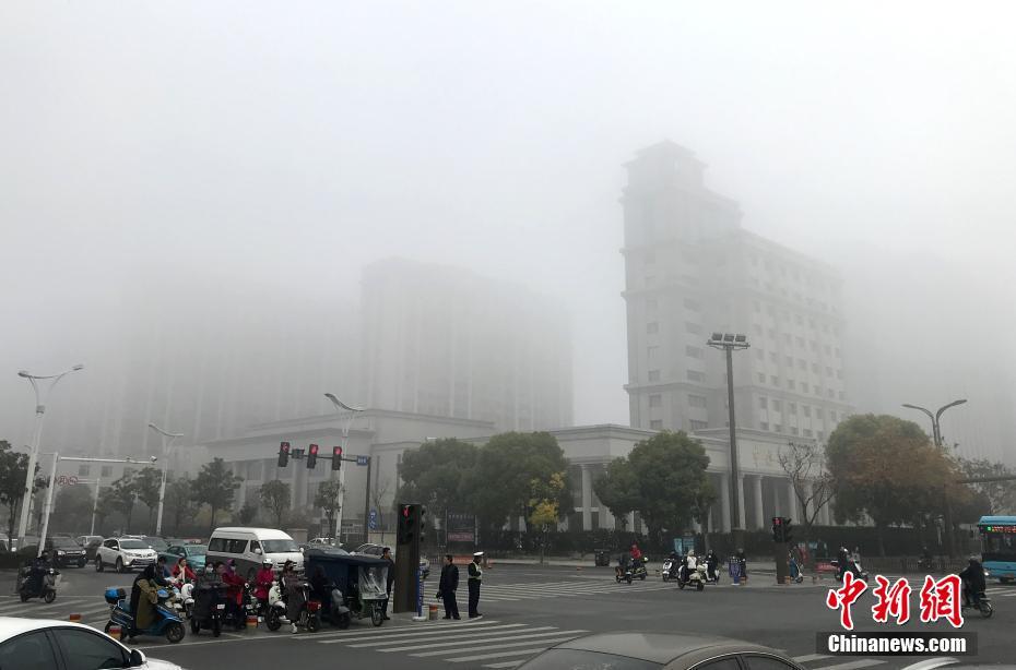 全国多地大雾天气持续 部分地区出现特强浓雾