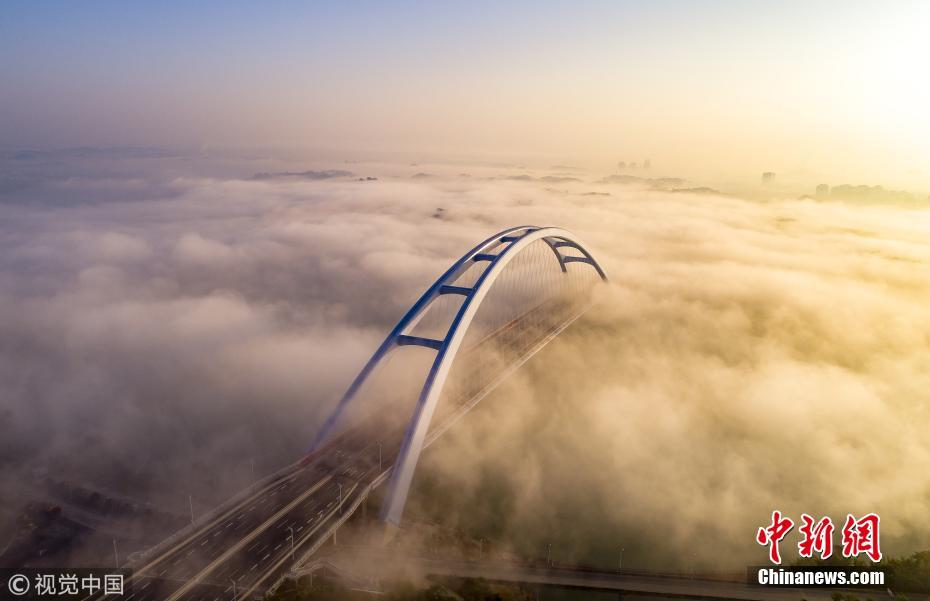 航拍大雾中的美景