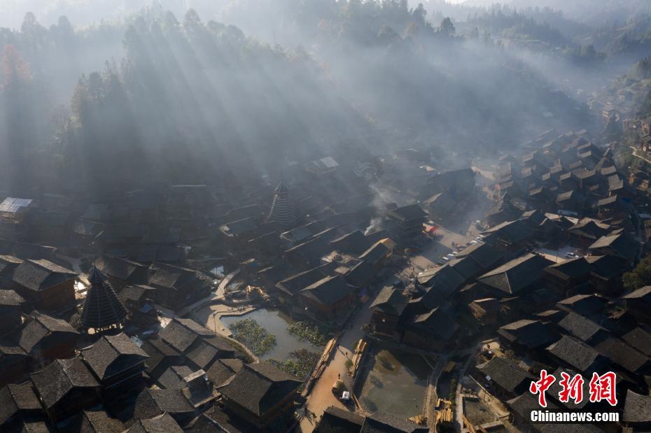 航拍晨雾中贵州黄岗侗寨