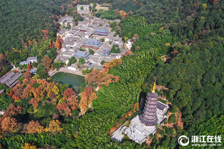 宁波：千年古刹 层林尽染