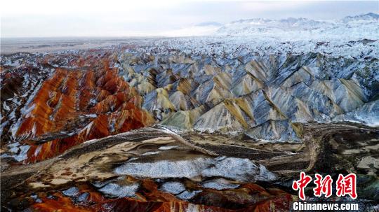 雪后甘肃张掖丹霞银装素裹“别样美”