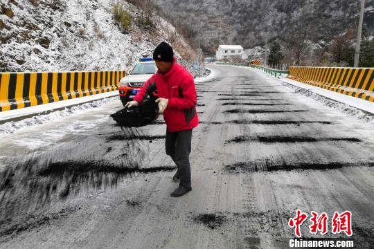 持续低温降雪 三峡公路部门铲冰除雪保畅通