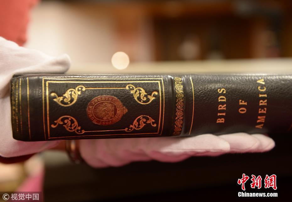 世界上最贵印刷书亮相 翻阅需要工作人员监督