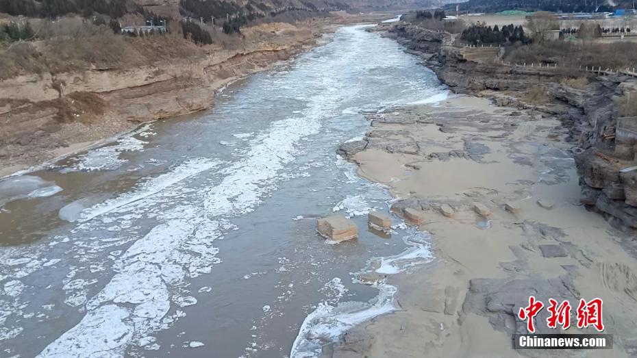 黄河壶口瀑布“十里龙槽”现流凌景观