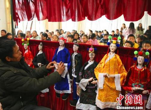 江西非遗传承人走进校园展示提线木偶技艺