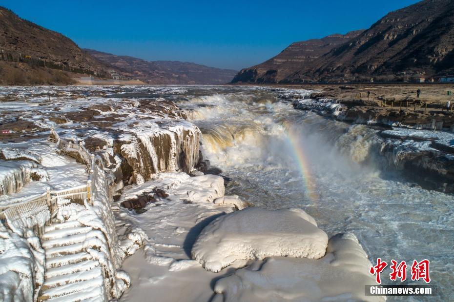 黄河秦晋峡谷十里龙漕冰封 壶口瀑布两岸现冰挂景观