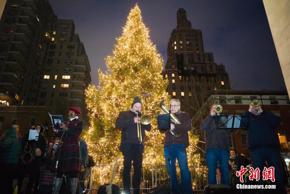 民众聚集纽约华盛顿广场共度平安夜