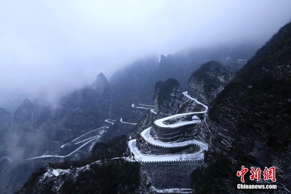 张家界天门山景区降雪 三条玻璃栈道临时关闭