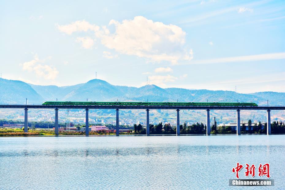 “绿巨人”复兴号云南首秀 昆明至蒙自动车首发