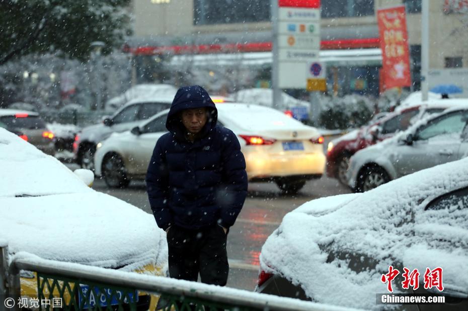 南京迎来2019年首场雪 街头大雪纷飞