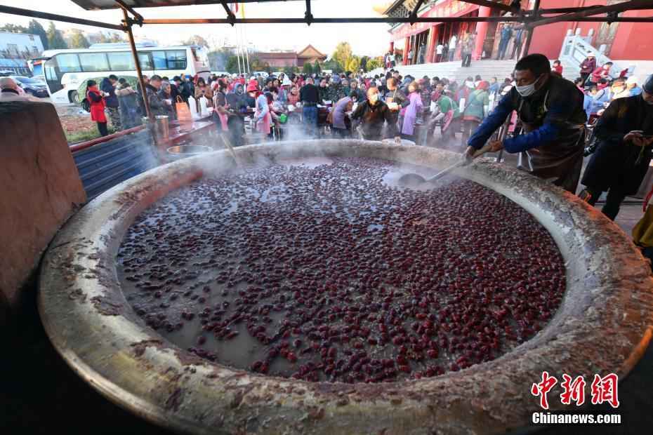 昆明宝华寺派发腊八粥