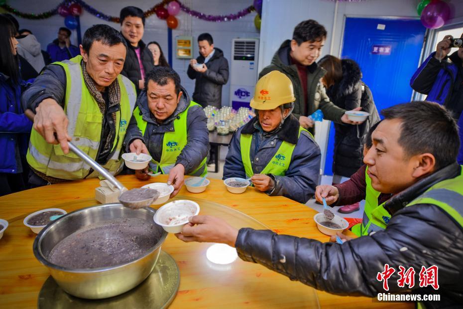 天津：工地飘来腊八香