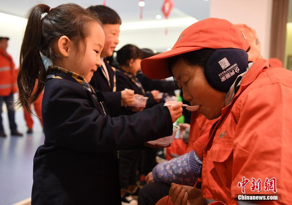 安徽合肥：腊八粥送给环卫工