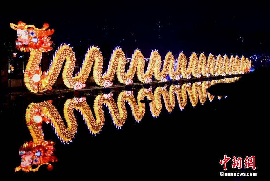 巨型龙灯亮相重庆铜梁首届中华龙灯艺术节