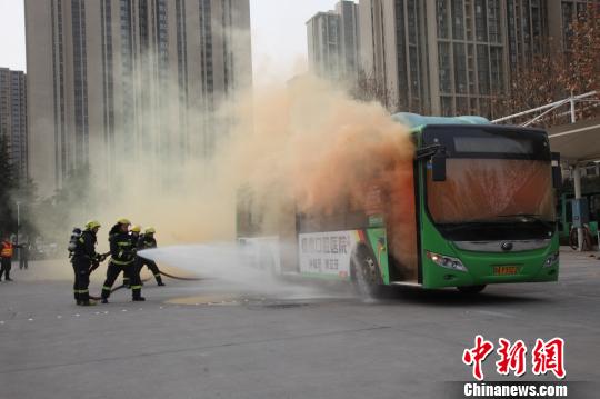 郑州举行公交反恐防暴演练