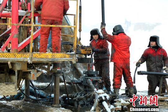 新疆风城油田员工冒着-23℃严寒天气工作力争产量上产