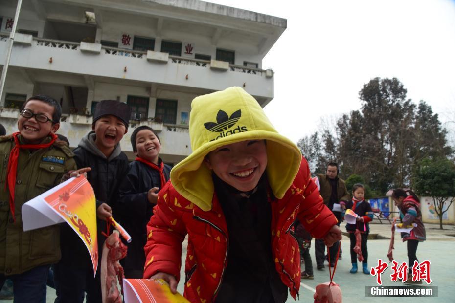 广西山区小学期末发猪肉 被网友称为“最实在奖励”