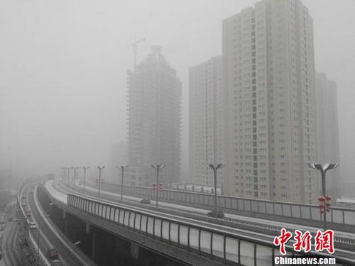 乌鲁木齐大雾弥漫 局地能见度不足200米