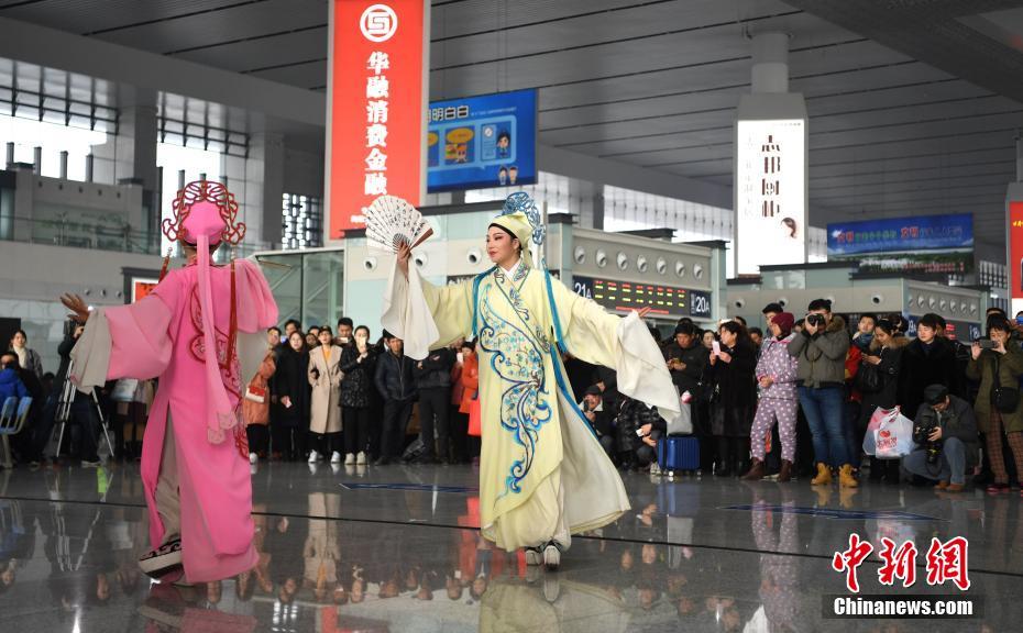 候车室里赏黄梅戏 把“徽文化”带回家