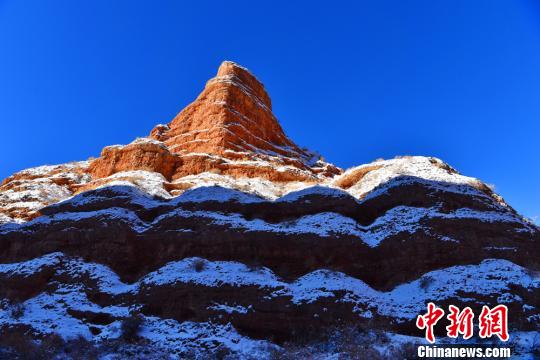 甘肃肃南雪后丹霞冬日蓝天暖阳下五彩斑斓