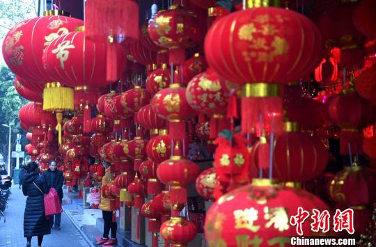 春节将至 福州街头年味浓