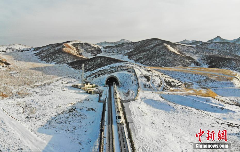 春运动车组穿越在祁连山兰新高铁线上