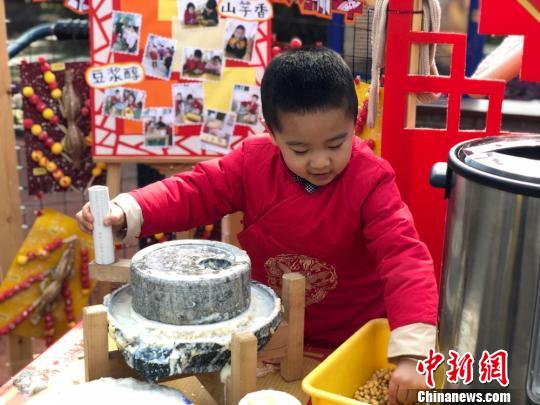 新春将至 老少扎堆无锡小镇寻江南传统“年味”