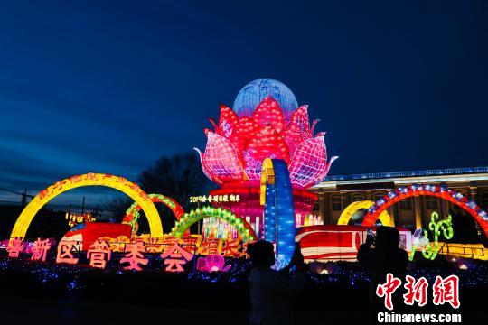 辽宁大连花灯闹新春 逾万民众赏灯迎新年