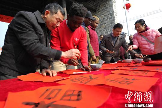 打麻糍、磨豆腐、写春联 留学生在江西体验中国“小年”