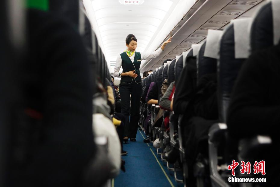 春运守护者 大陆首批台湾籍乘务长黄佳莹