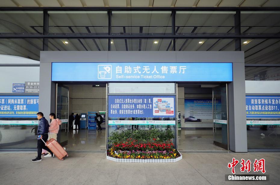 全国首家火车站自助无人售票厅亮相南昌