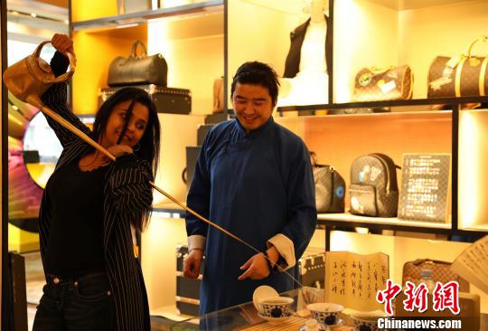 四川长嘴壶表演艺术家在旧金山拜年活动献技