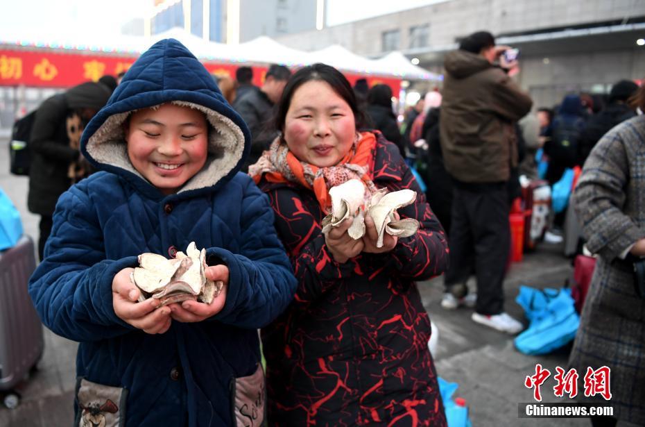 春运进入返程高峰期 行囊里的家乡味道