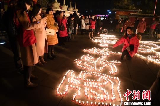 西安民众广仁寺点亮酥油灯新春祈福