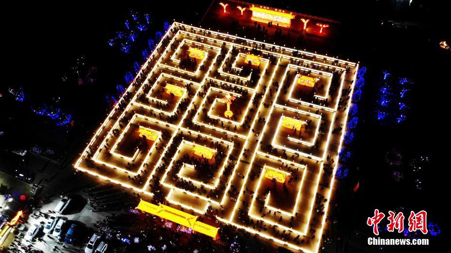 南凉古都上万民众穿越“九曲黄河灯阵”