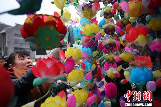 元宵节临近 南京夫子庙迎客流高峰