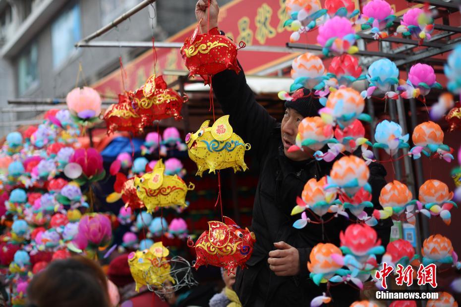 南京：买盏花灯闹元宵