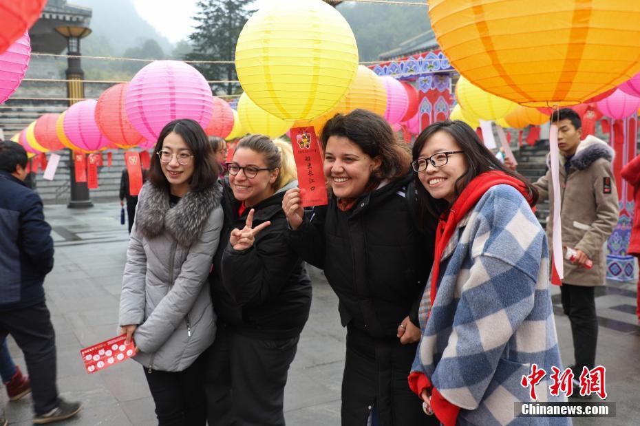 贵阳民众逛庙会过元宵