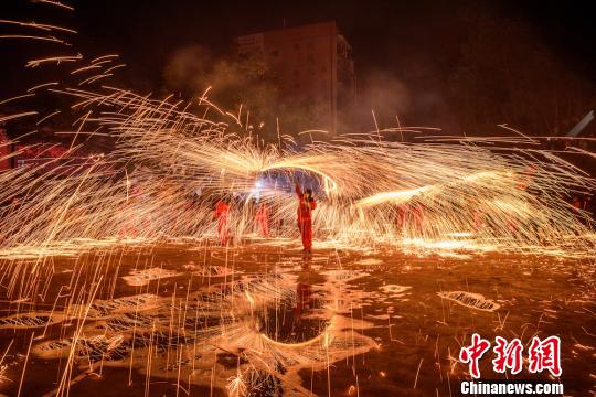 四川叙永：漫天铁水舞火龙 红红火火闹元宵