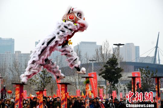 河南郑州：24支舞狮队上演“狮王争霸”