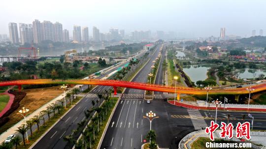 福建漳州“彩虹”天桥吸人眼球