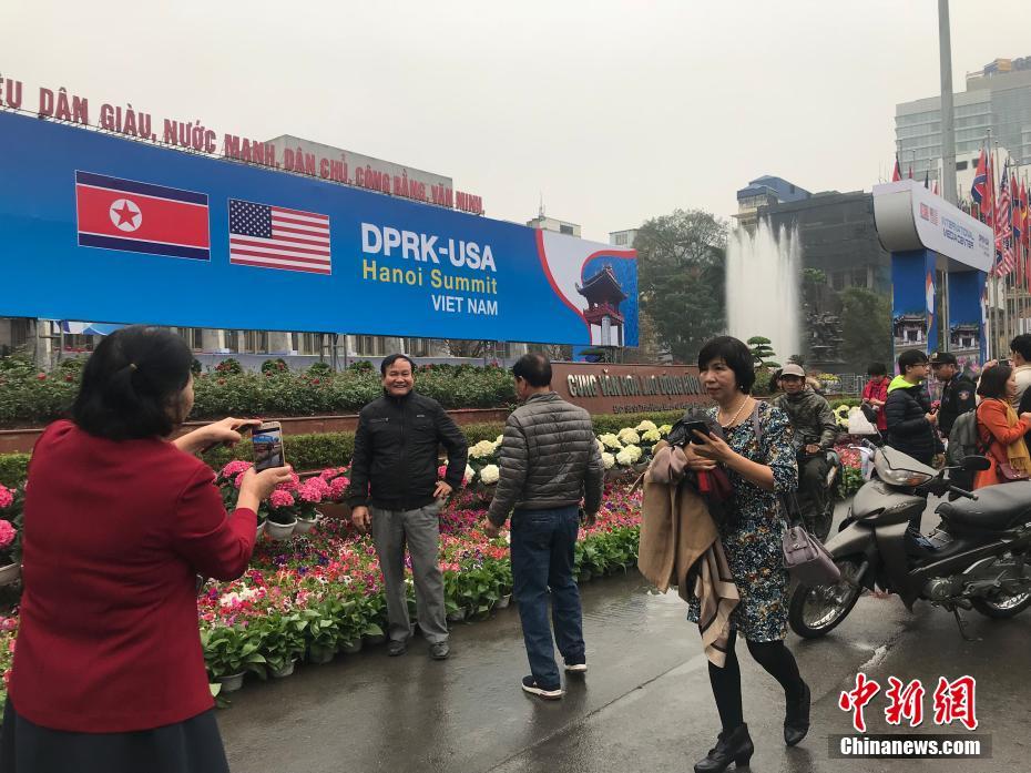 越南河内进入“金特会”时间 民众会场外拍照留念