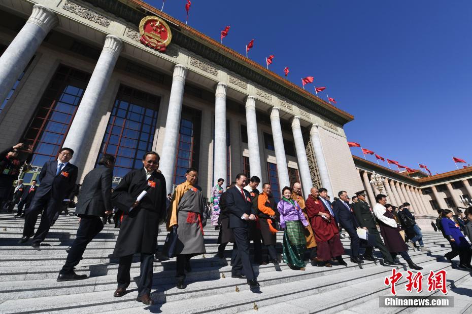 全国政协十三届二次会议闭幕 委员走出会场