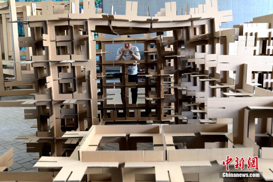 “纸箱板立体建筑”亮相西安高校