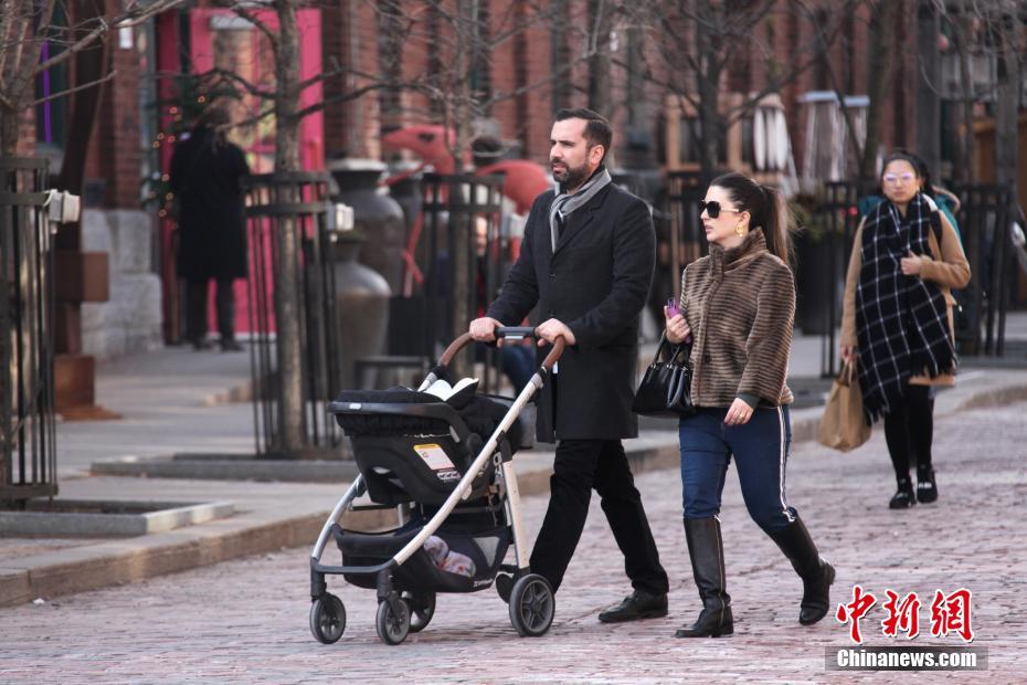 多伦多游人享受春日暖阳