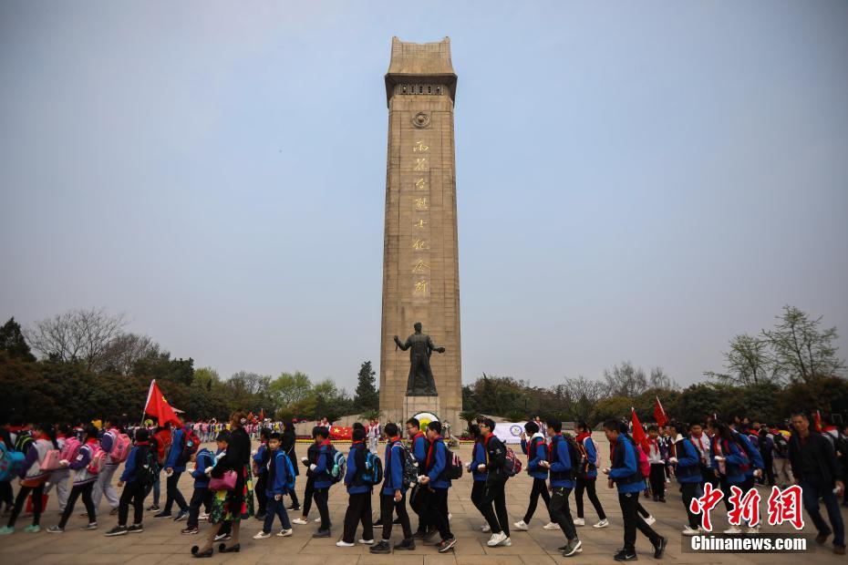 南京小学生雨花台缅怀革命先烈